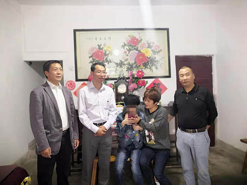 主題教育正當(dāng)時(shí) 志愿服務(wù)暖民心——區(qū)城建投公司黨支部開(kāi)展志愿服務(wù)、點(diǎn)亮“微心愿”黨日活動(dòng)