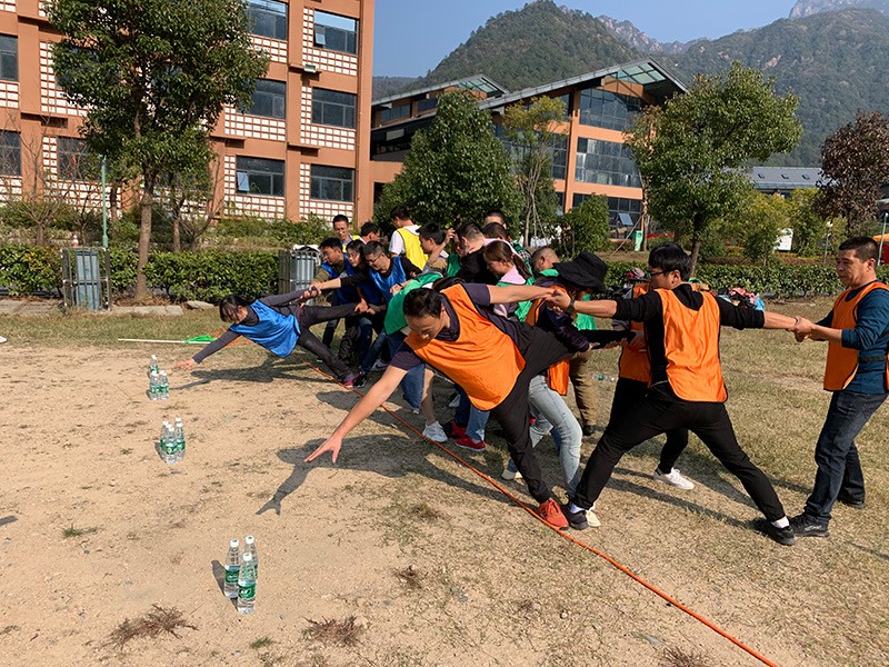 不忘初心、繼續(xù)前行、同心同行、勇攀高峰——屯溪城建投公司開展“不忘初心、牢記使命”主題教育素質(zhì)拓展訓(xùn)練