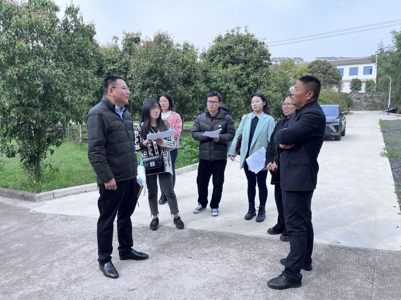 深入鳳霞走訪調(diào)研，助推基金小村項(xiàng)目